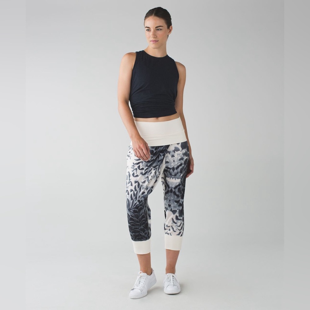 Lululemon Dance To Yoga Pant/Jogger
Pretty Plume Angel Wing Black Size 4